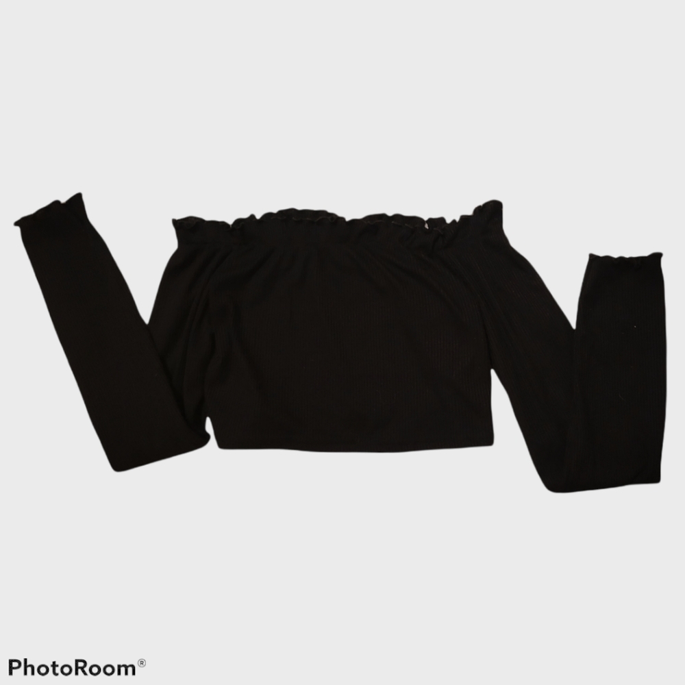 Black long sleeve crop